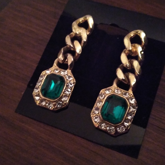 Vintage Emerald Green Gold Tone Earrings - Picture 2 of 2